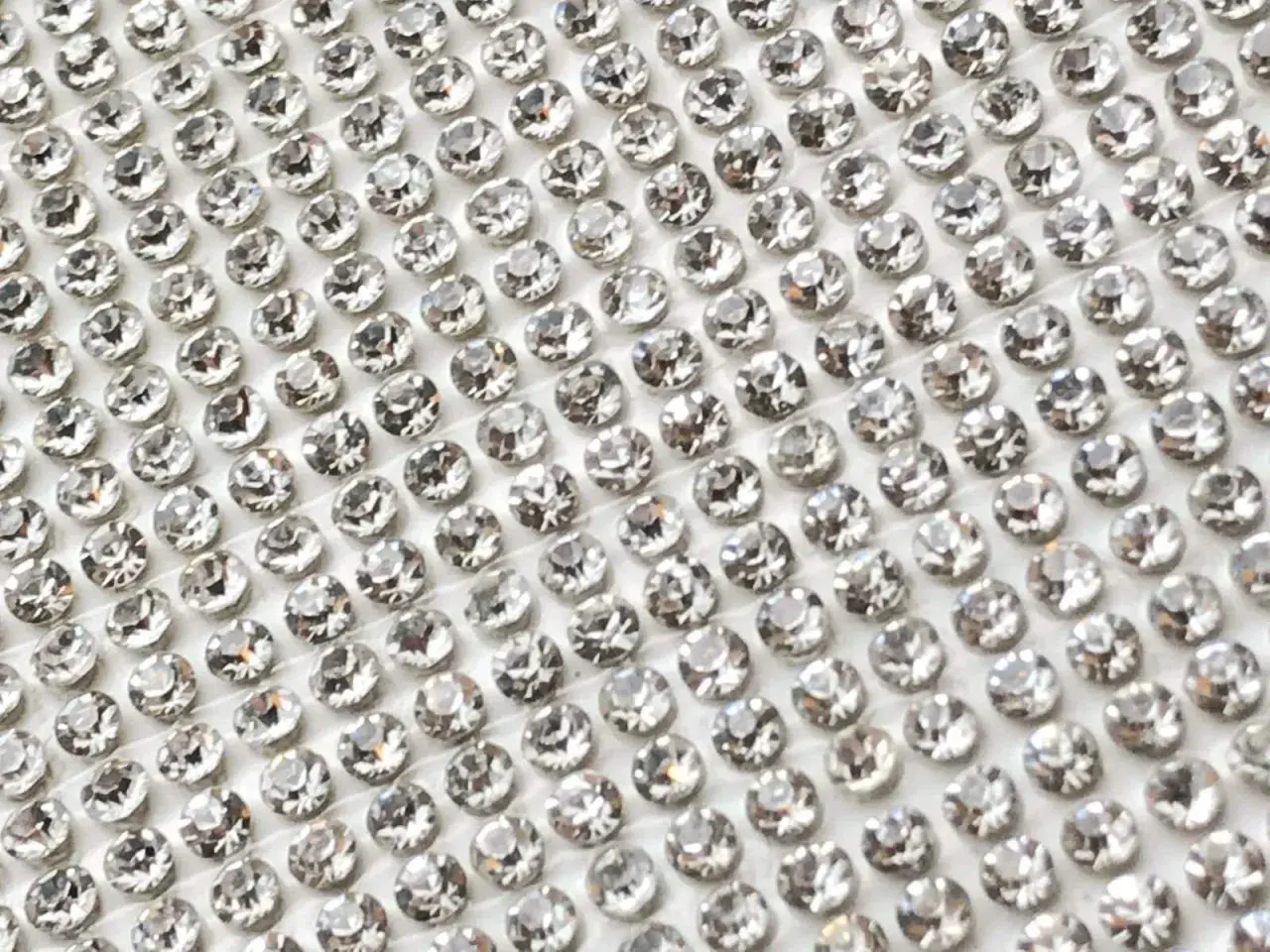 Strass non termoadesivi, perfetti per decorare tessuti e accessori. Scopri come applicare questi brillanti per un tocco di luce unico.