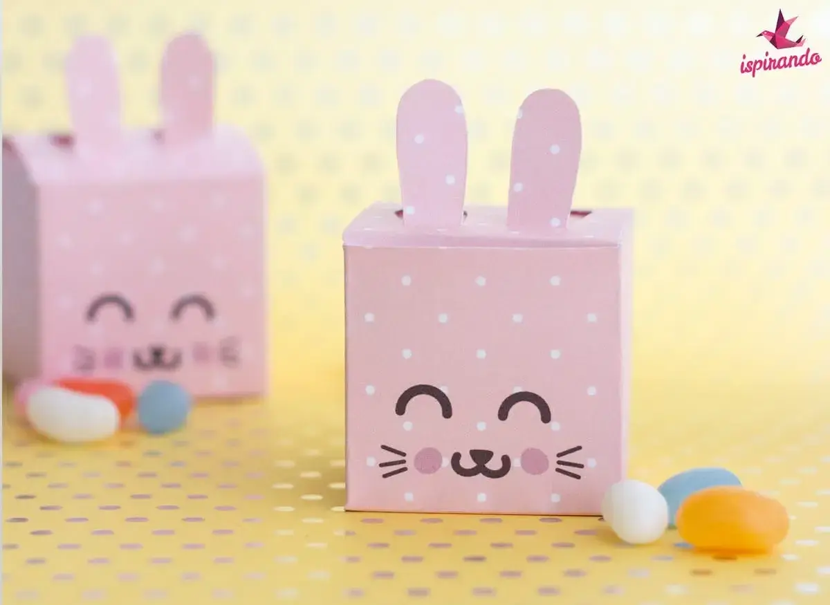 Dolci idee porta caramelle fai da te per bambini: scatoline rosa a pois a forma di coniglietto, perfette per Pasqua.