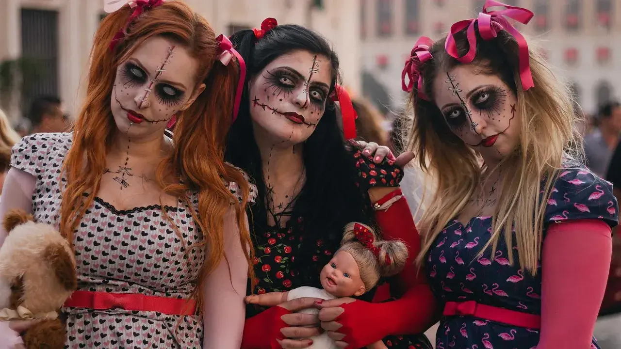 Tre ragazze con trucco da bambola spaventosa, perfetti costumi halloween fai da te donna.