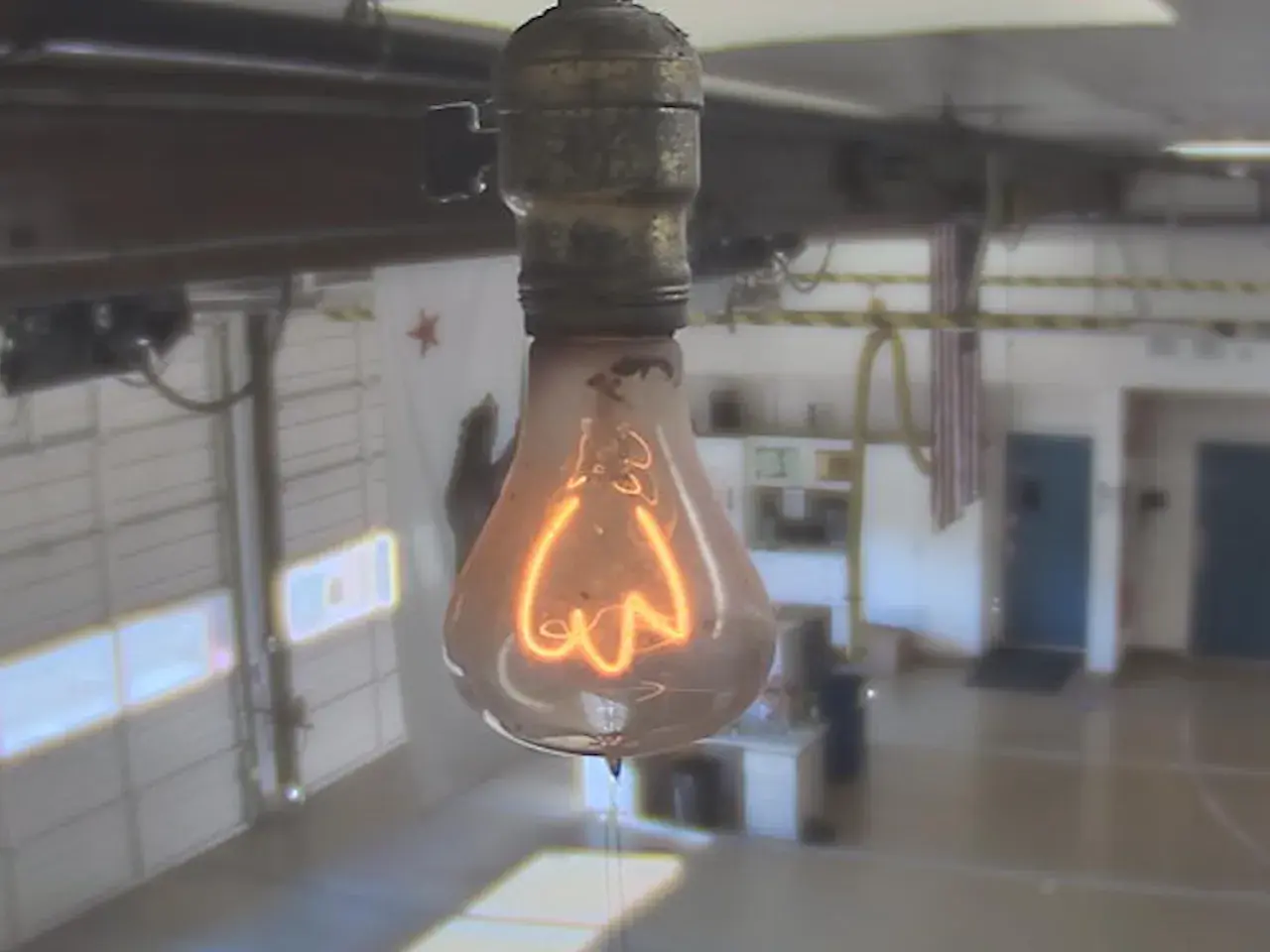 Una lampadina a incandescenza emette una luce calda e brillante, ma quale lampadina fa più luce? L'immagine mostra una lampadina accesa.