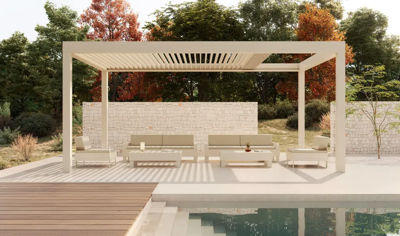 Pergola moderna con tetto a lamelle regolabili, ideale per definire uno spazio esterno. La differenza tra pergola e gazebo è la struttura aperta della pergola.