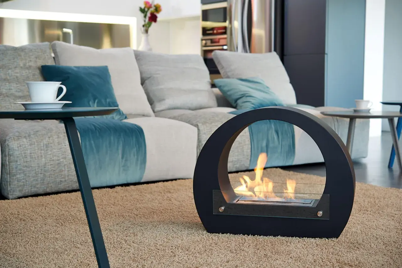 Un moderno caminetto a bioetanolo crea un'atmosfera accogliente, ideale per decidere se è meglio stufa a gas o bioetanolo.