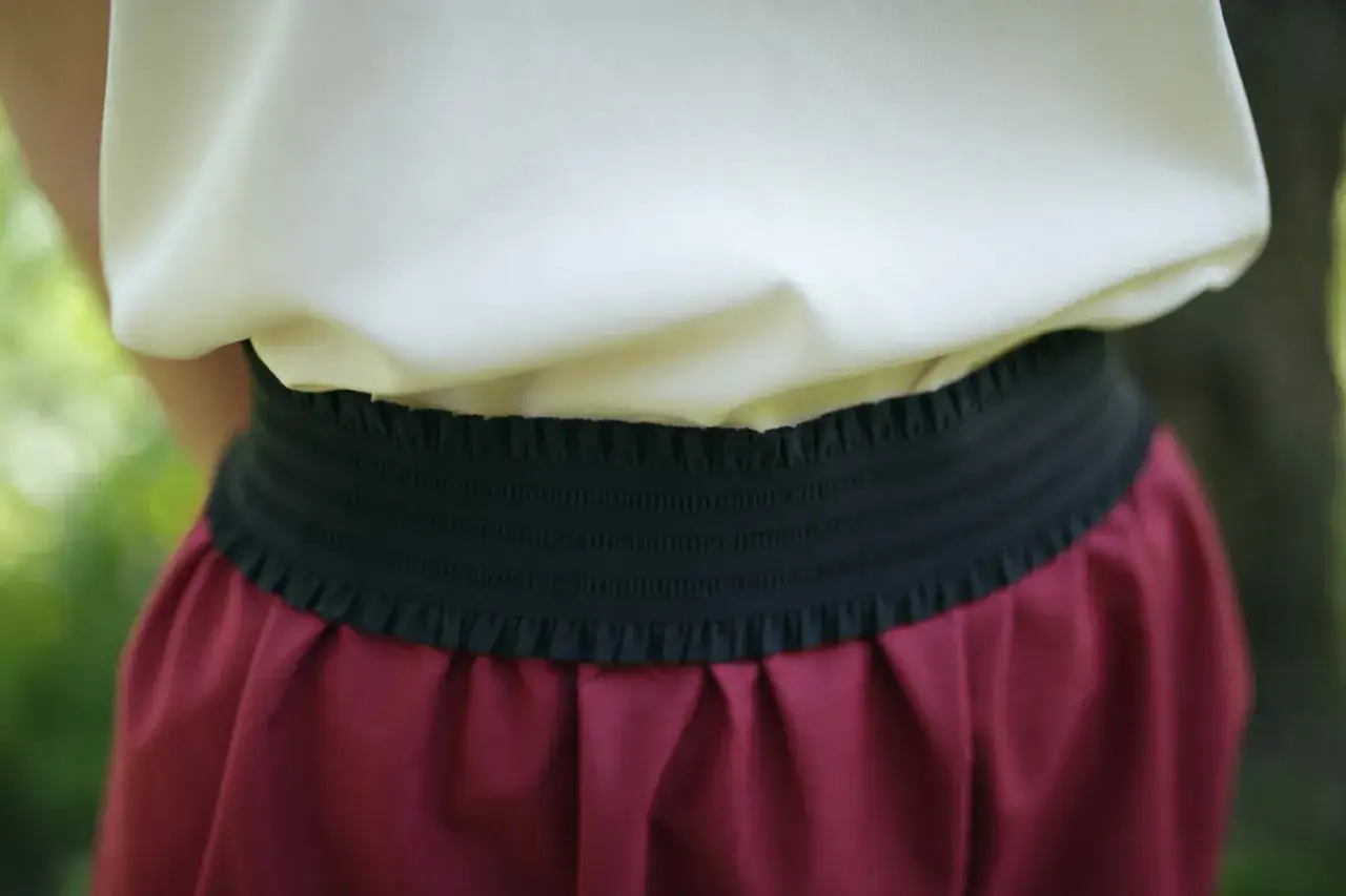 Dettaglio di una gonna lunga con elastico in vita, perfetta per imparare come fare una gonna lunga con elastico in vita.
