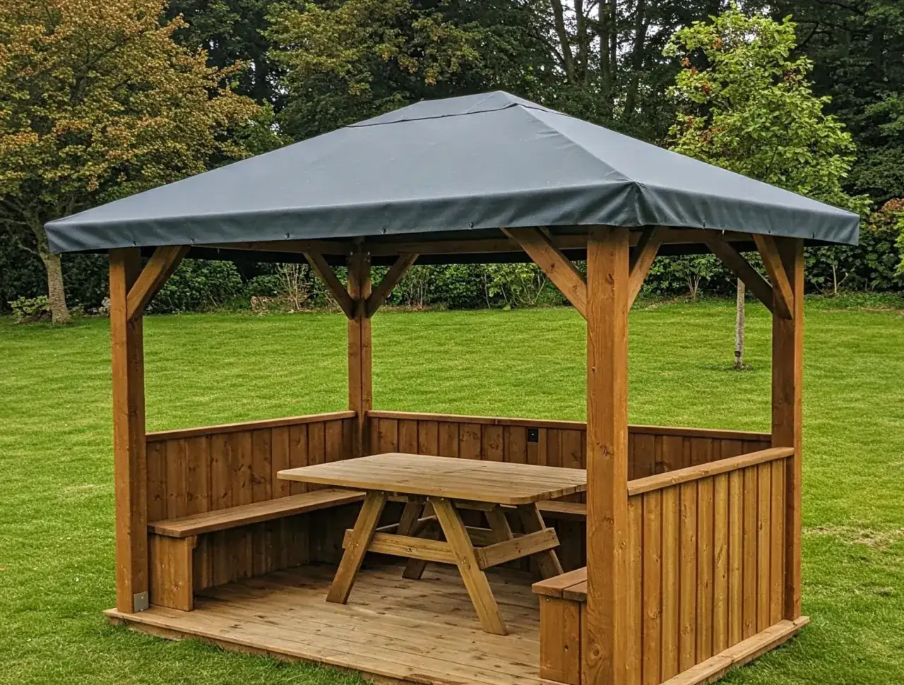 Gazebo in legno con tetto grigio, ideale per coprire un gazebo e creare uno spazio esterno accogliente.