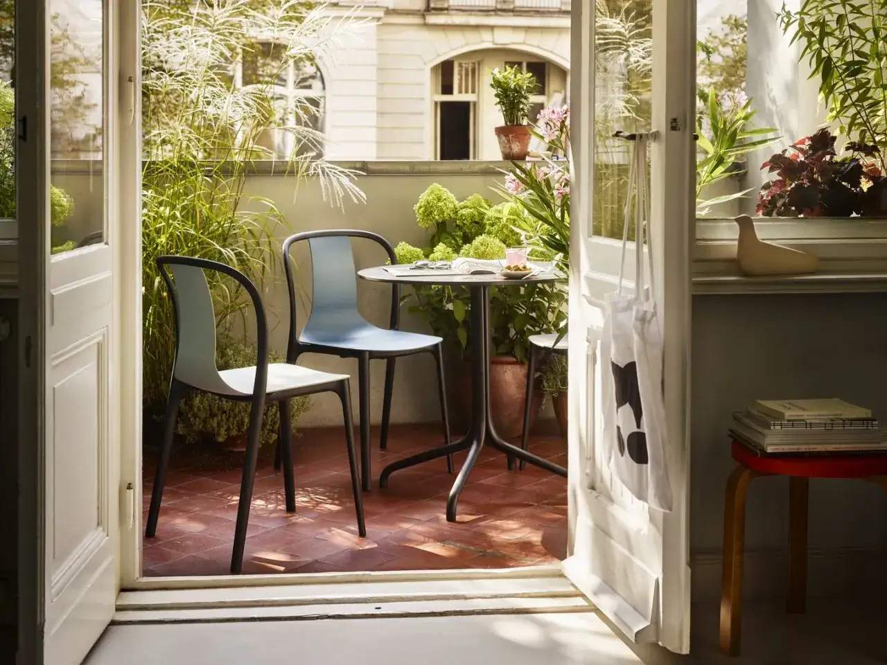 Arredare balcone piccolo con tavolo e sedie, circondato da piante rigogliose. Un angolo accogliente per godersi la tranquillità.