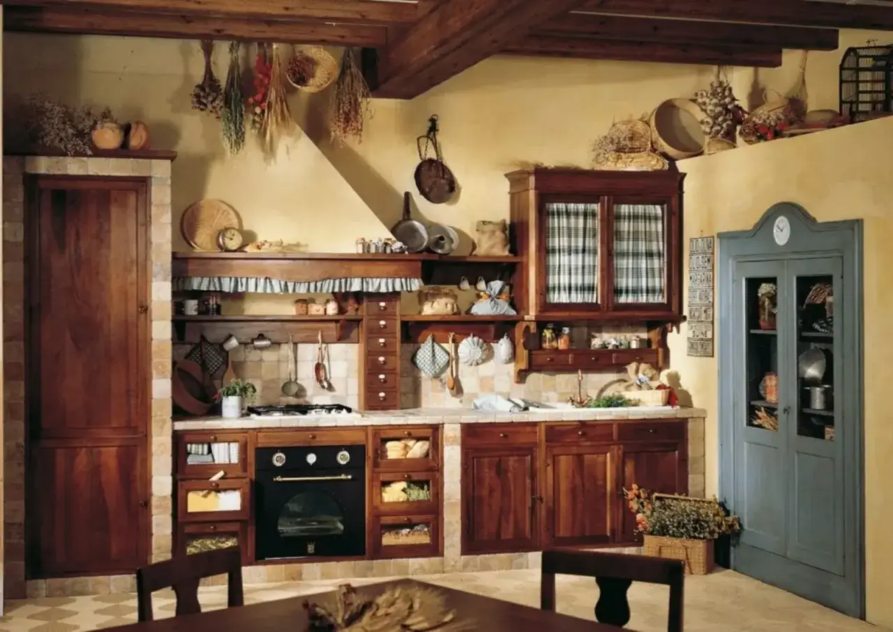 Cucina rustica con mobili in legno scuro, pensili a vista e un tocco fai da te per arredare casa in campagna.