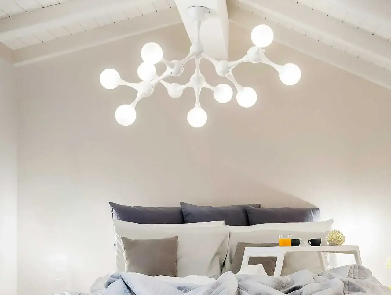 Lampadario moderno a soffitto, ideale per la camera da letto, con un design a grappolo di sfere luminose.