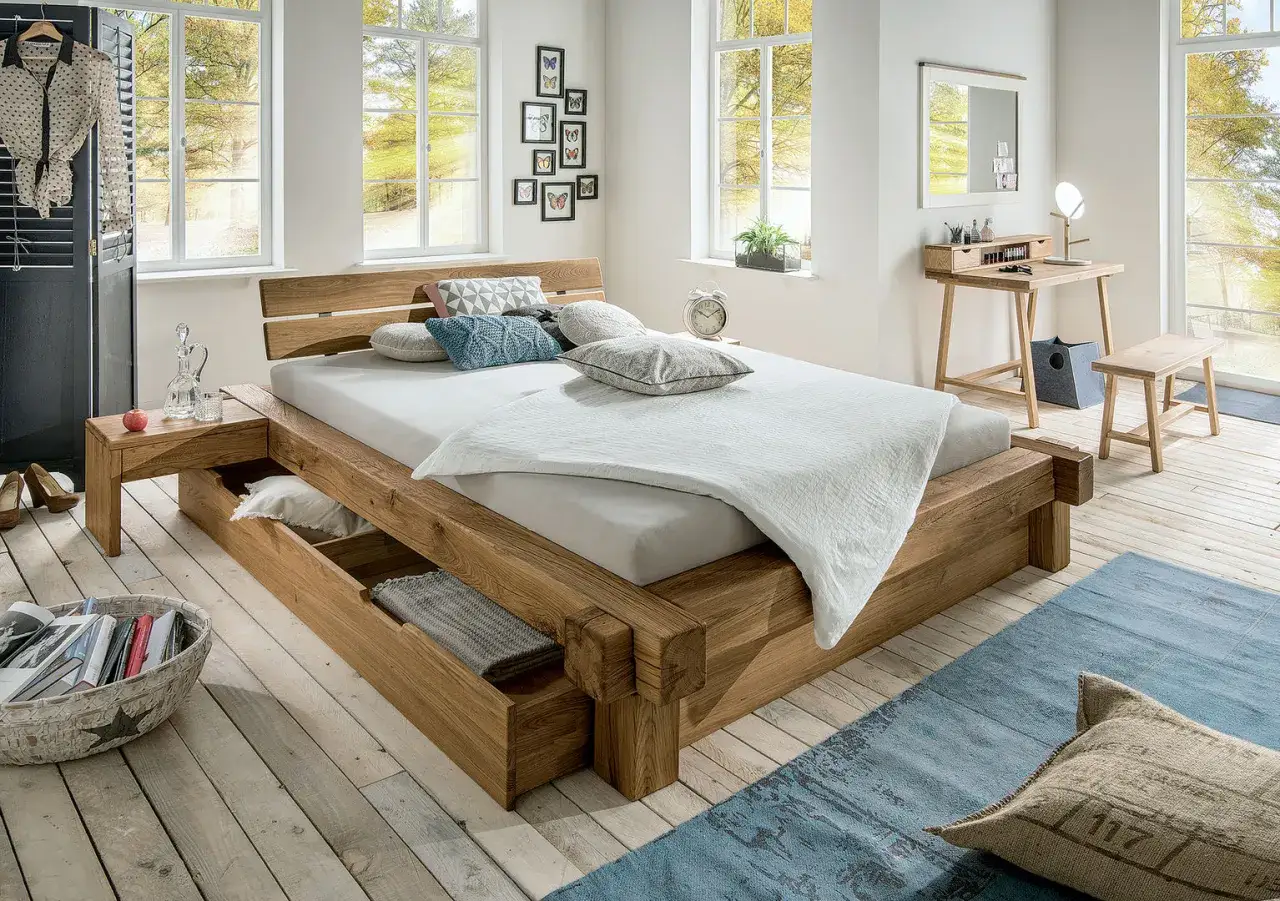 Letto in legno grezzo con cassetti, un'idea letto fai da te per organizzare lo spazio.