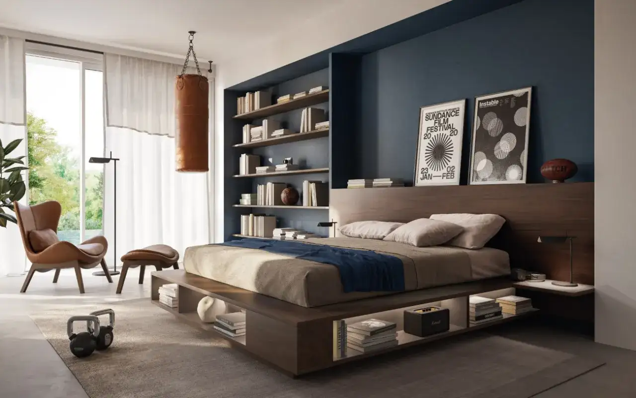 Un angolo lettura camera da letto con poltrona in pelle, sacco da boxe e libreria a muro.