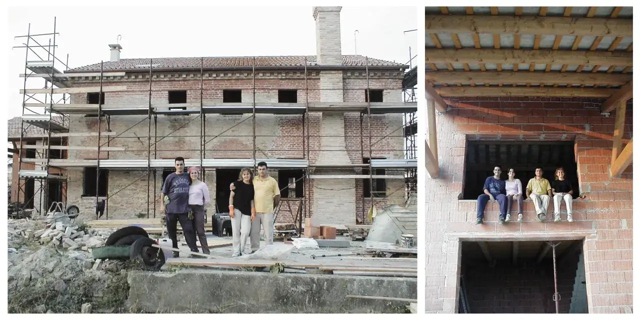 Famiglia posa davanti alla casa in ristrutturazione con sconto in fattura. Lavori in corso, impalcature e materiali edili.
