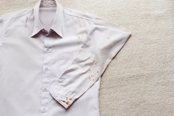 Camicia bianca in cotone con macchie di ruggine. Come togliere macchie di ruggine dal cotone bianco.