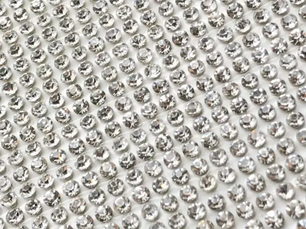 Strass non termoadesivi, perfetti per decorare tessuti e accessori. Scopri come applicare questi brillanti per un tocco di luce unico.