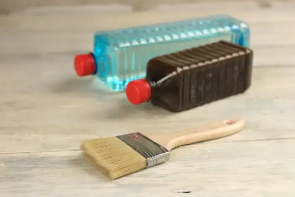 Pennello e bottiglie di solvente, utili per pulire e diluire vernici. L'acquaragia a cosa serve? A rendere più lavorabili i colori a olio e a pulire gli attrezzi.
