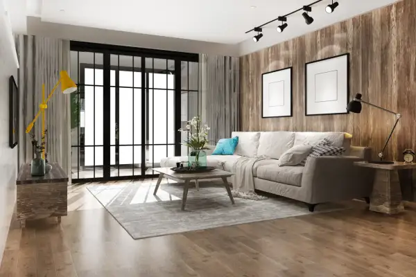 Soggiorno moderno con divano beige, tavolino in legno, tappeto grigio e parete effetto legno. Un esempio di come ristrutturare casa a costo zero con stile.