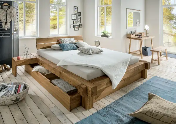 Letto in legno grezzo con cassetti, un'idea per letti fai da te. Arredamento rustico e funzionale.