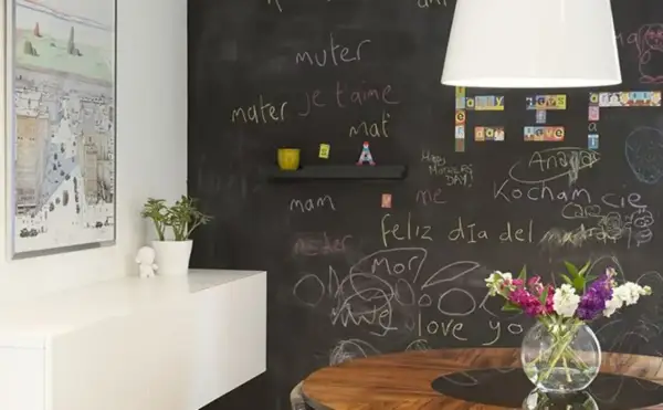 Parete lavagna idee: messaggi d'amore in varie lingue, disegni e un quadro moderno. Un tocco creativo per la casa.
