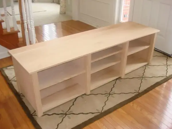 Mobiletto fai da te in legno grezzo, con sei vani a giorno, perfetto per organizzare scarpe o libri nell'ingresso.