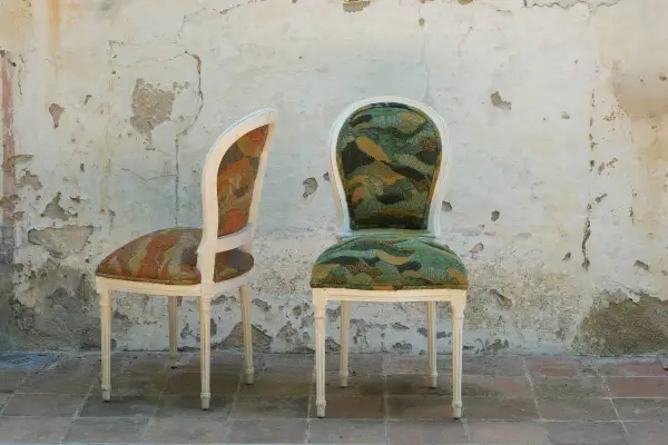 Due sedie con tessuti colorati e fantasiosi, perfette come idee per ricoprire sedie e dare un tocco unico all'arredo.