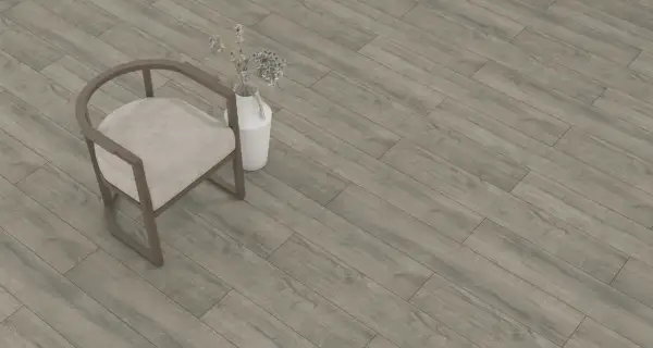 Sedia beige e vaso con fiori secchi su un pavimento in laminato grigio effetto legno. Lo spessore del parquet laminato è ideale per ogni ambiente.