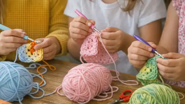 Bambini imparano come si ricama all'uncinetto, con gomitoli colorati e uncinetti.